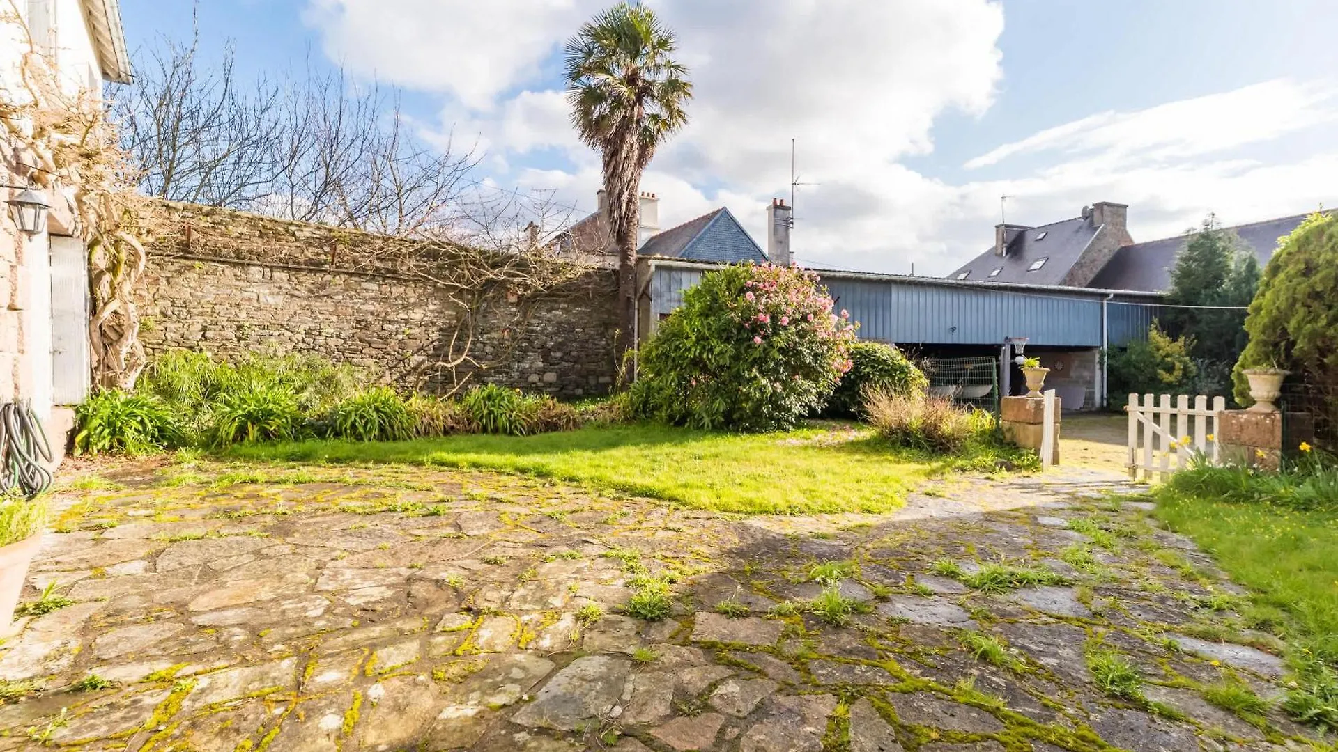 Maison 8 Pers Jardin Centre Ville 15 Min De Plages Lannion 0*,  France